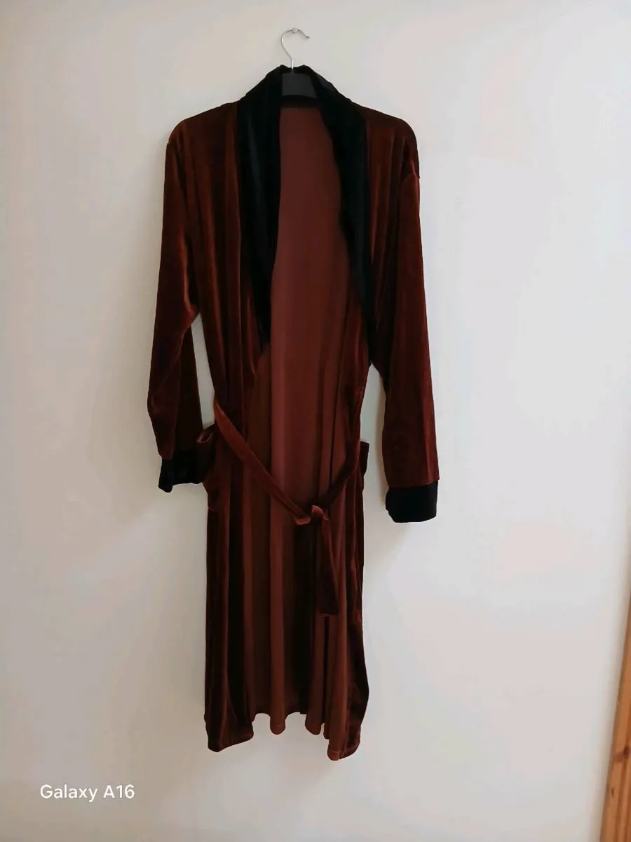 Mens velvet nightcoat medium new can post - Image 1
