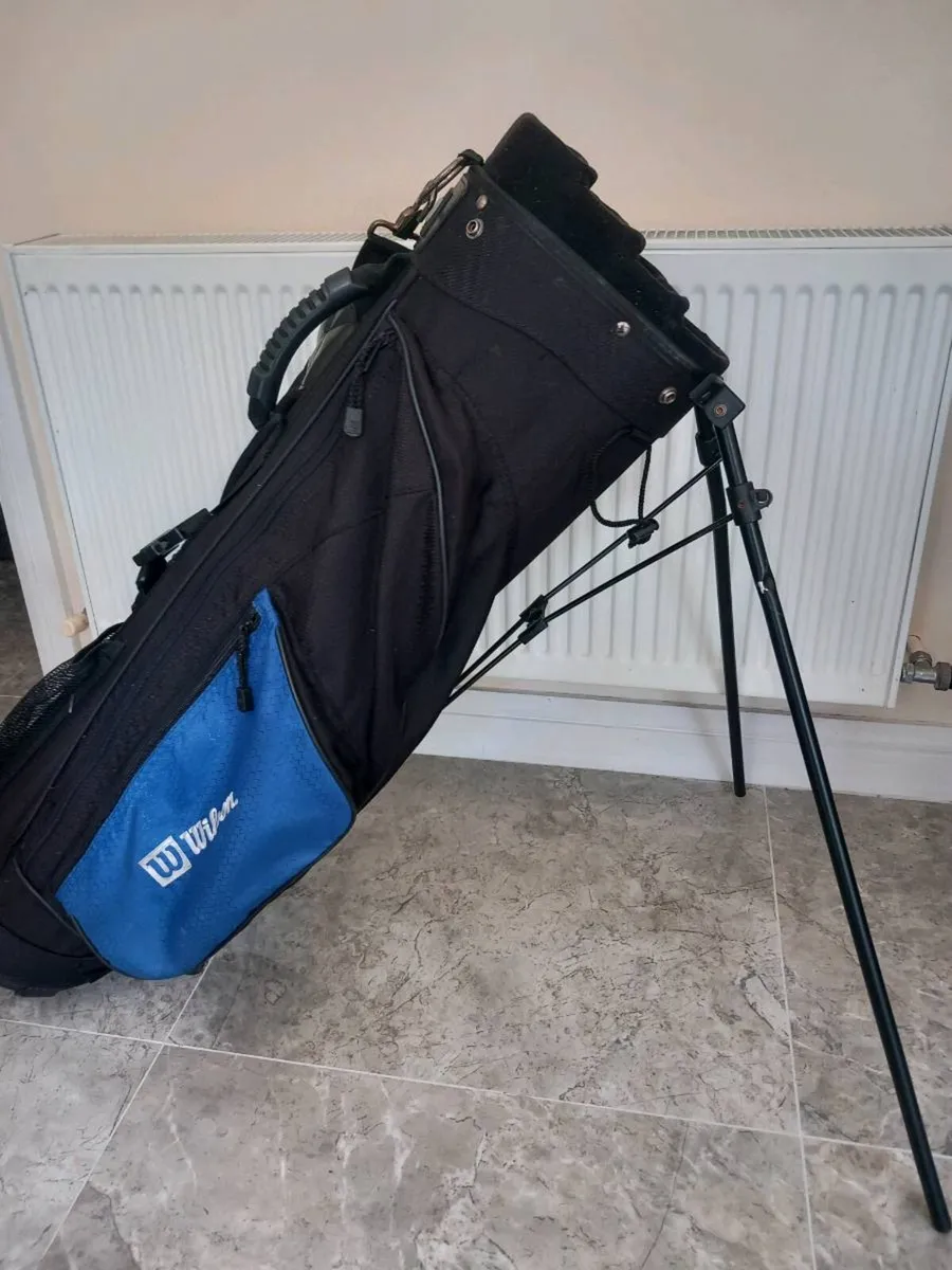 Wilson golf bag with stand. - Image 1