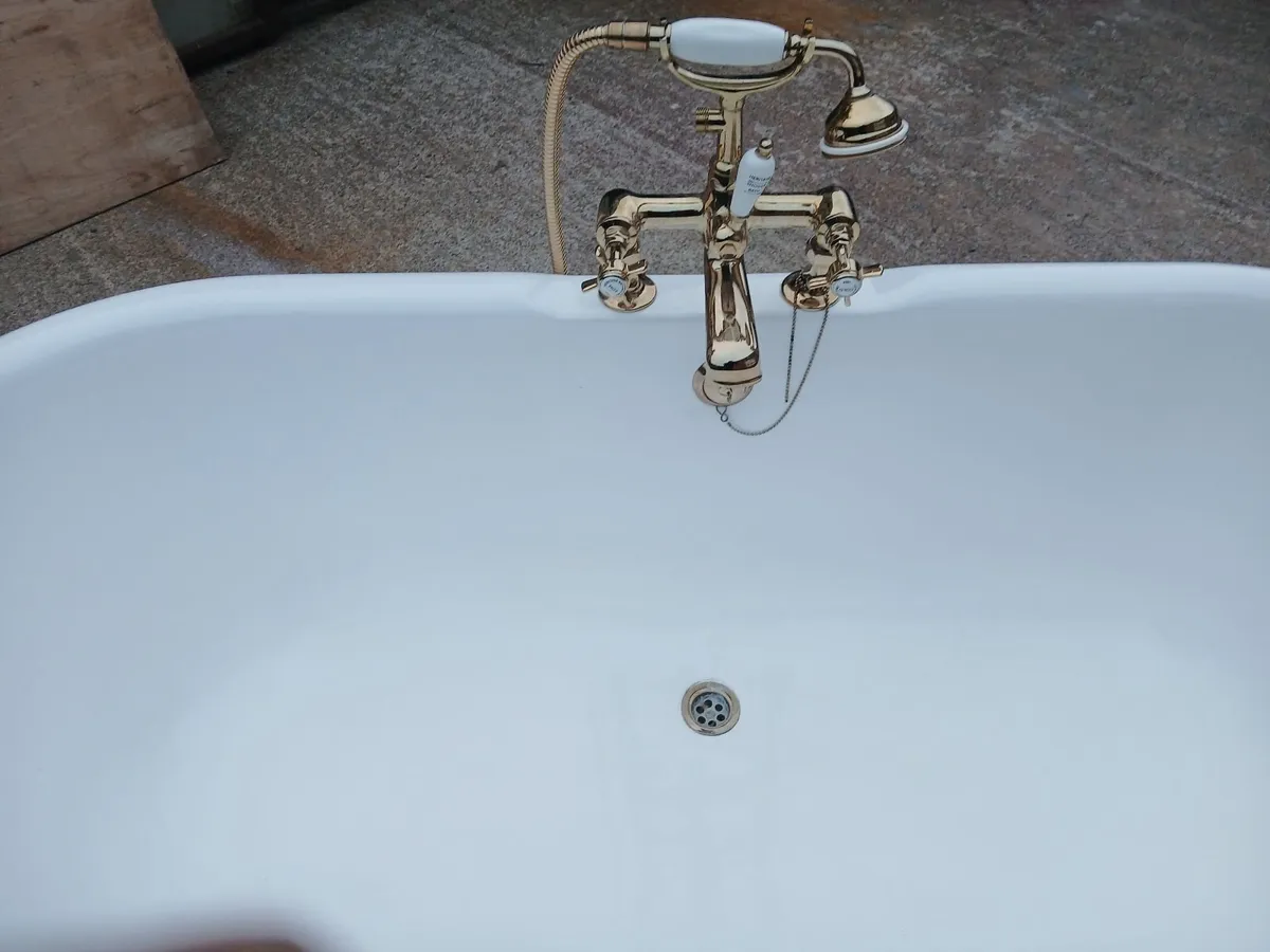 Cast iron bath & taps - Image 4