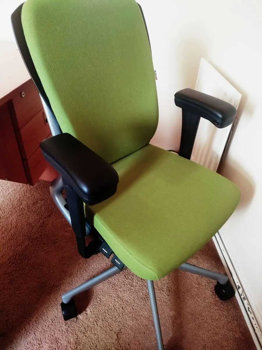 Office chair - Image 1