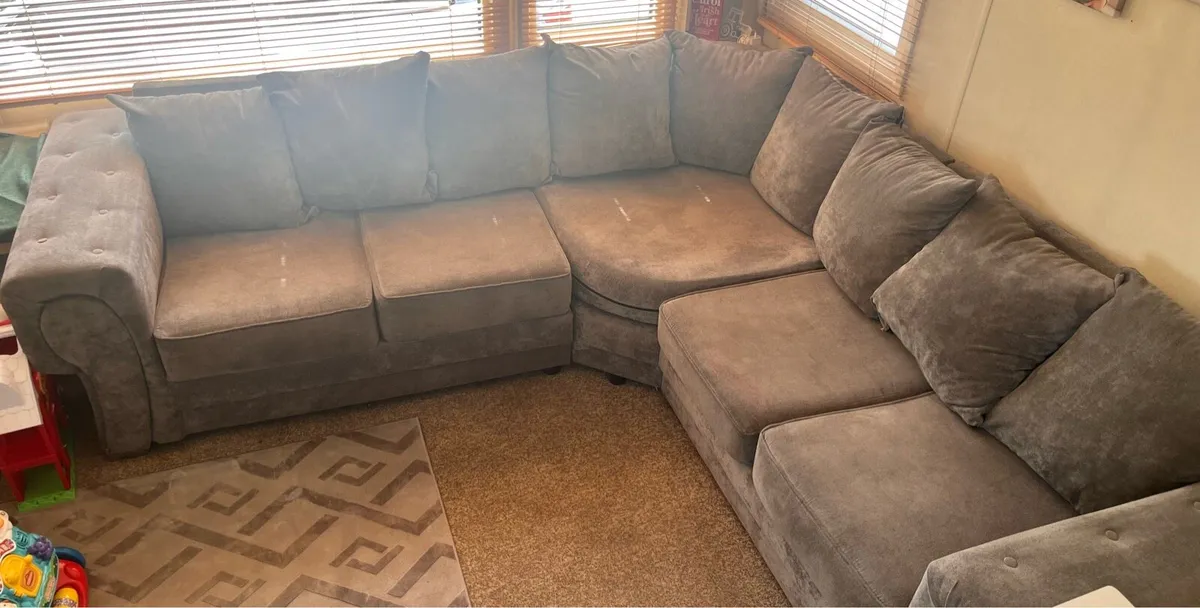 L shape couch - Image 1