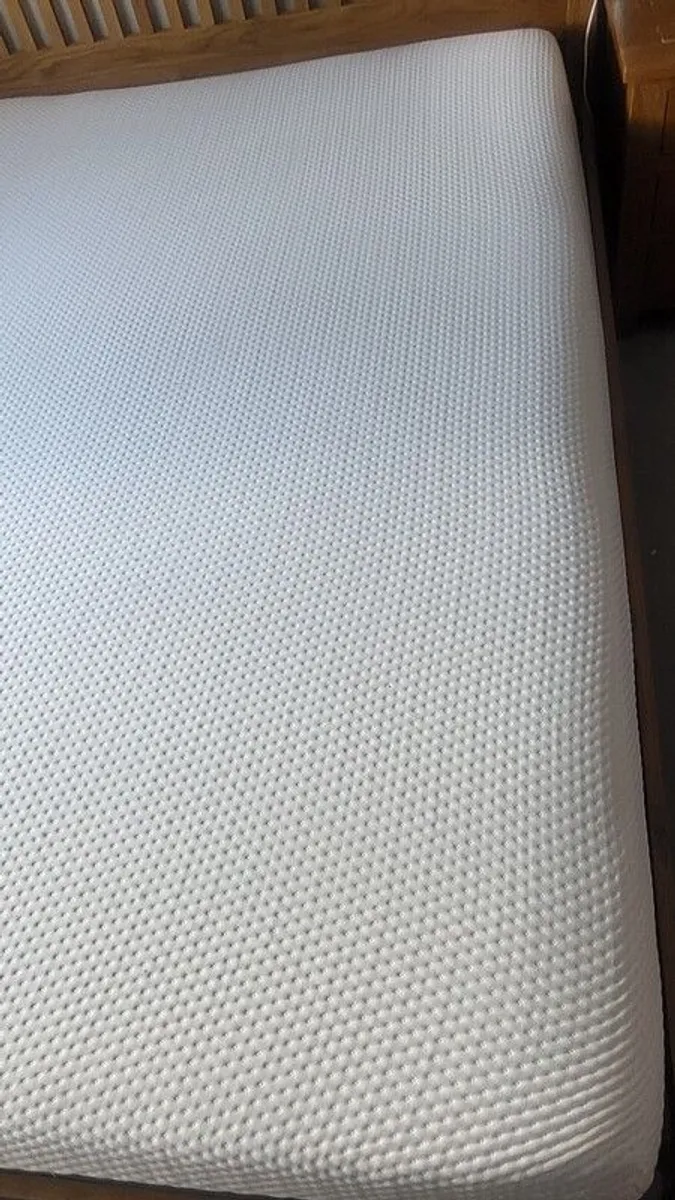 Emma mattress original super king memory foam excellent condition 3 years old - Image 2