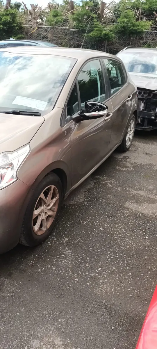 Peugeot 208 1,2 petrol 2015 only 93,000 km - Image 4