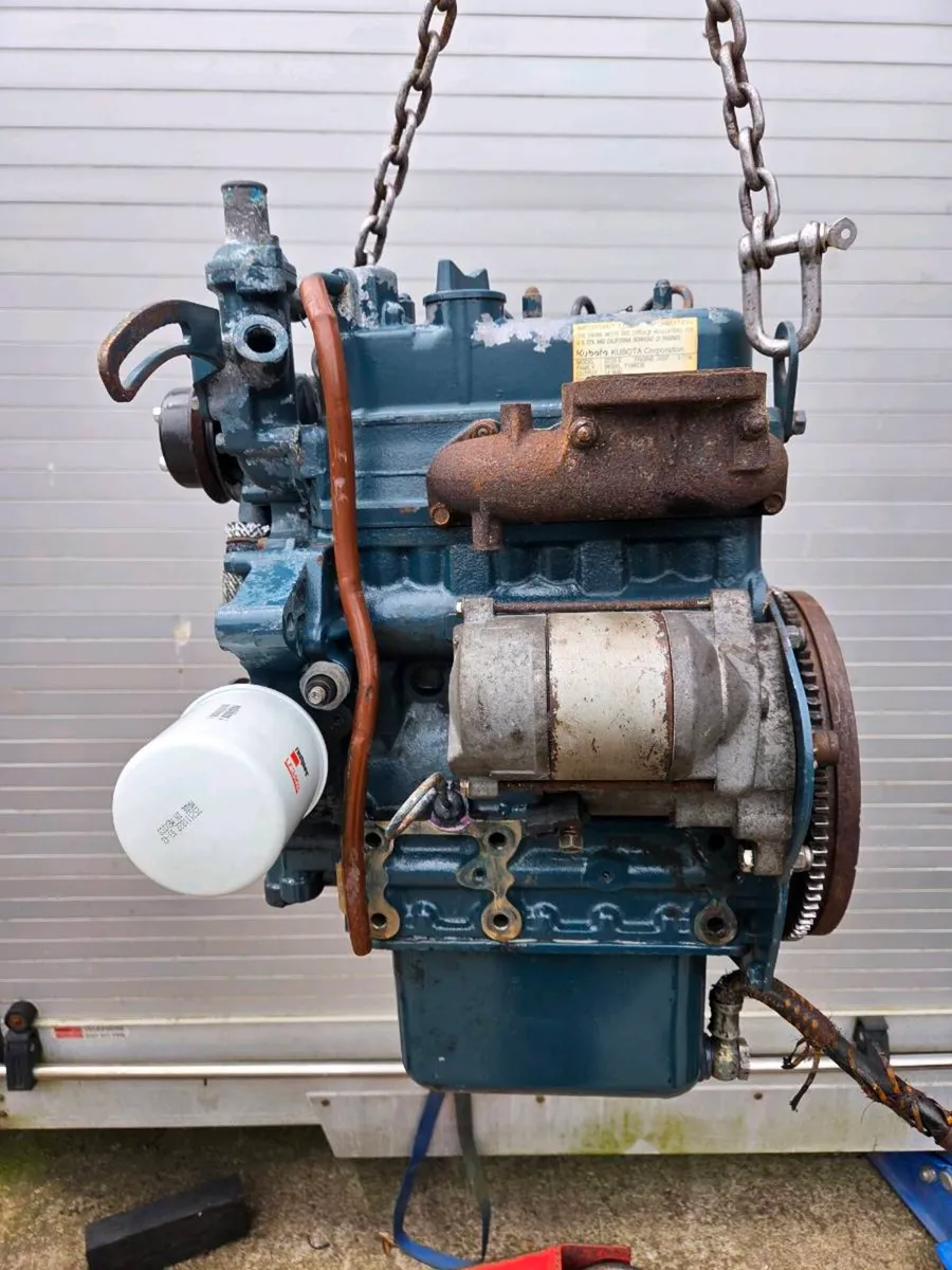 Kubota D722 3 cylinder diesel engine - Image 1