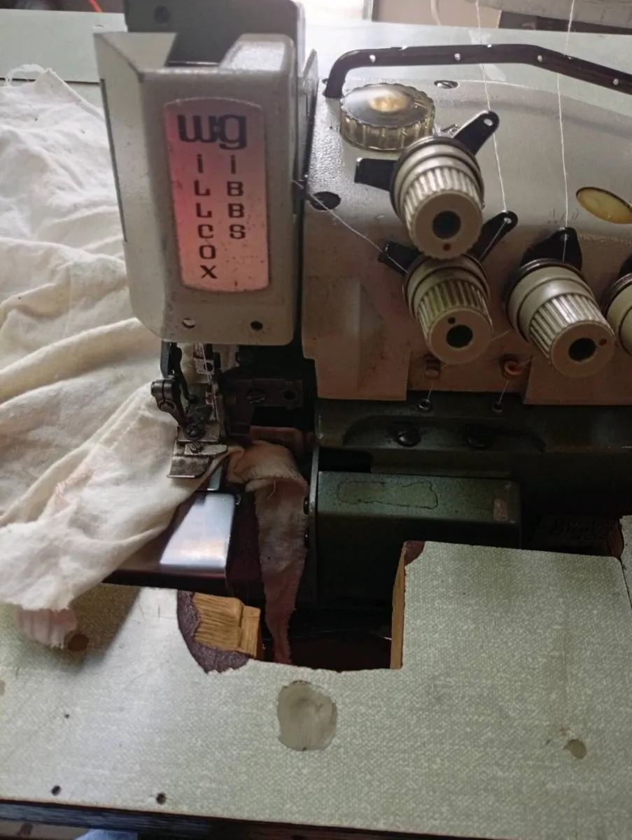 Overlock industrial sewing machine - Image 1