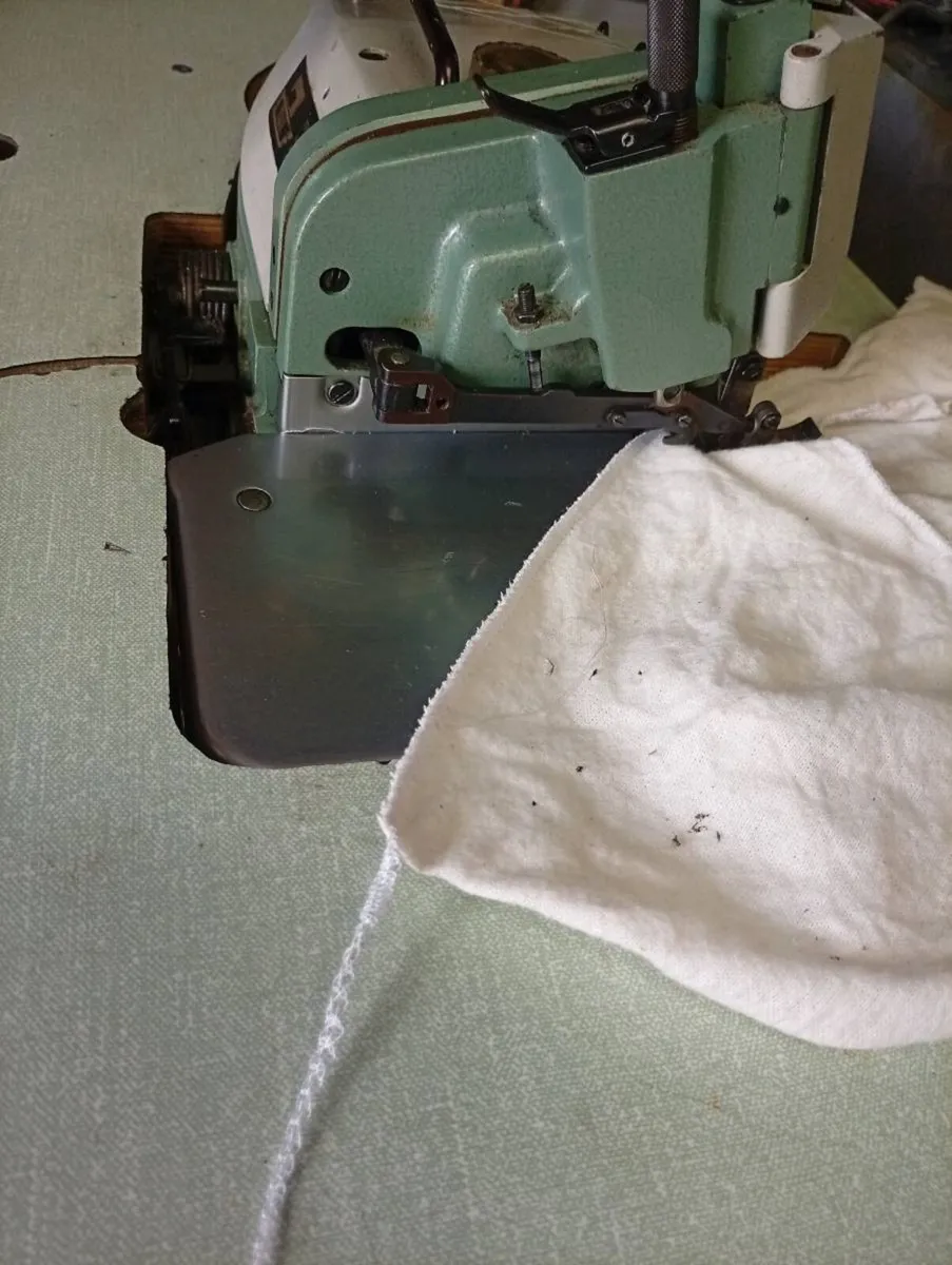 Overlock industrial sewing machine - Image 4