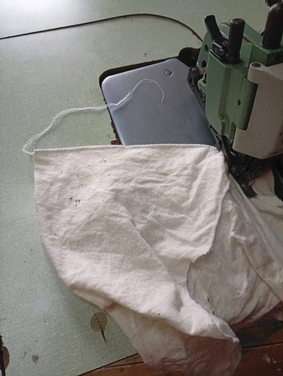 Overlock industrial sewing machine - Image 2