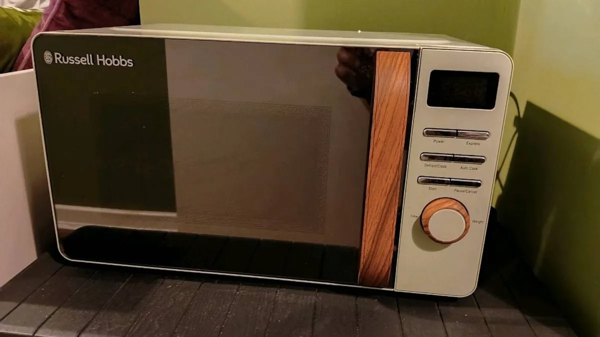Russell Hobbs Scandi Green Microwave 17l/700W - Image 1