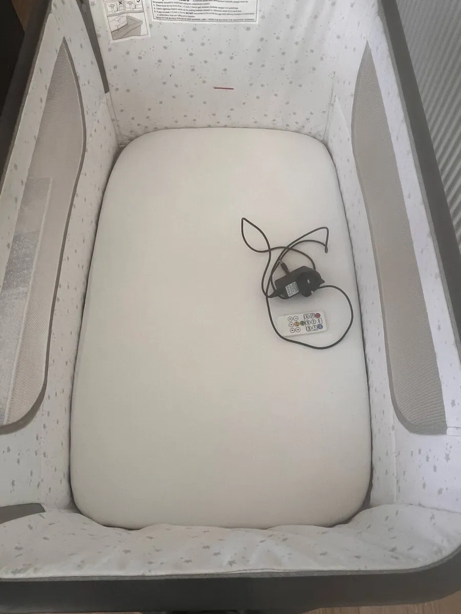 Baby Elegance Co-Glide Electric Bedside Crib - Image 4