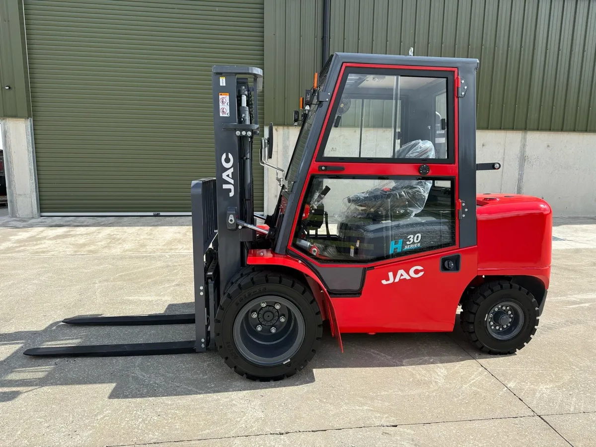 New 3 ton JAC cabbed forklift - Image 2
