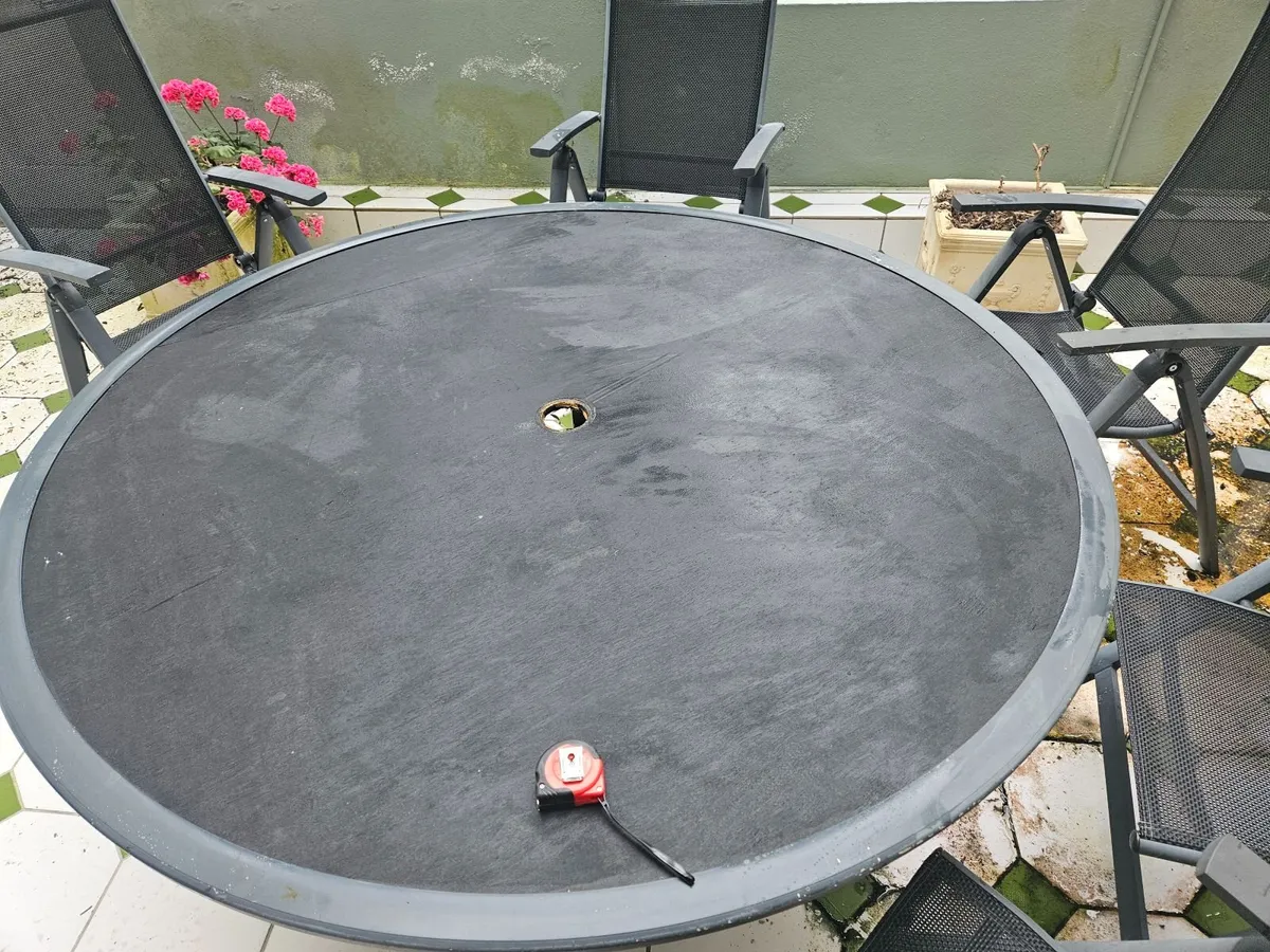 Outdoor table and chairs - Image 3