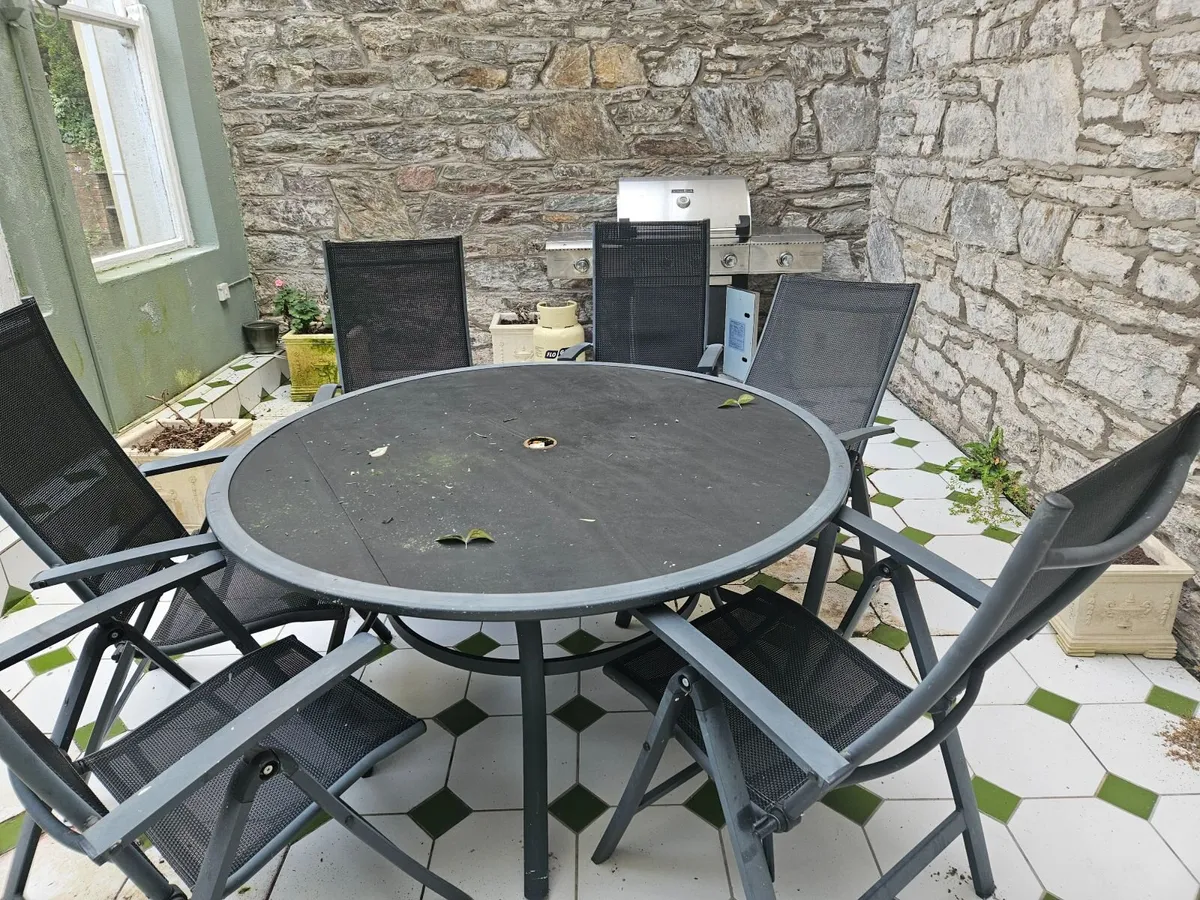 Outdoor table and chairs - Image 1