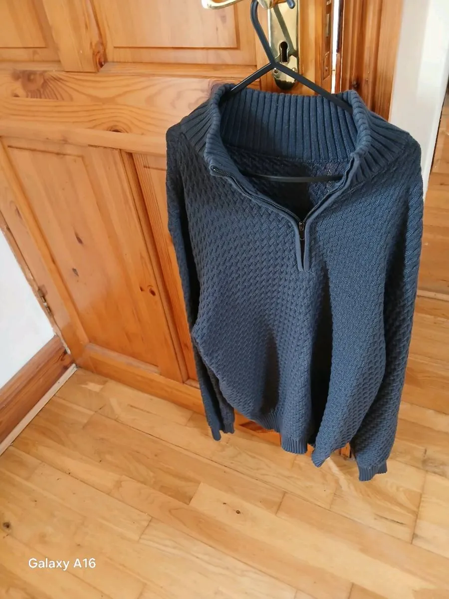 Mens medium fleece jumper new can post - Image 1
