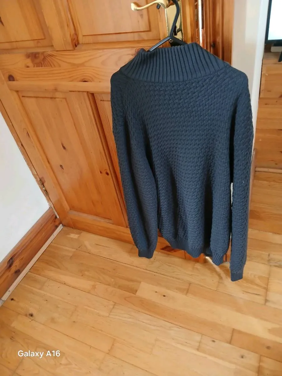 Mens medium fleece jumper new can post - Image 2