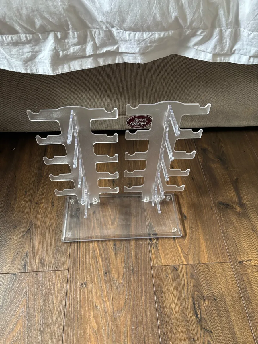 Sunglasses stand