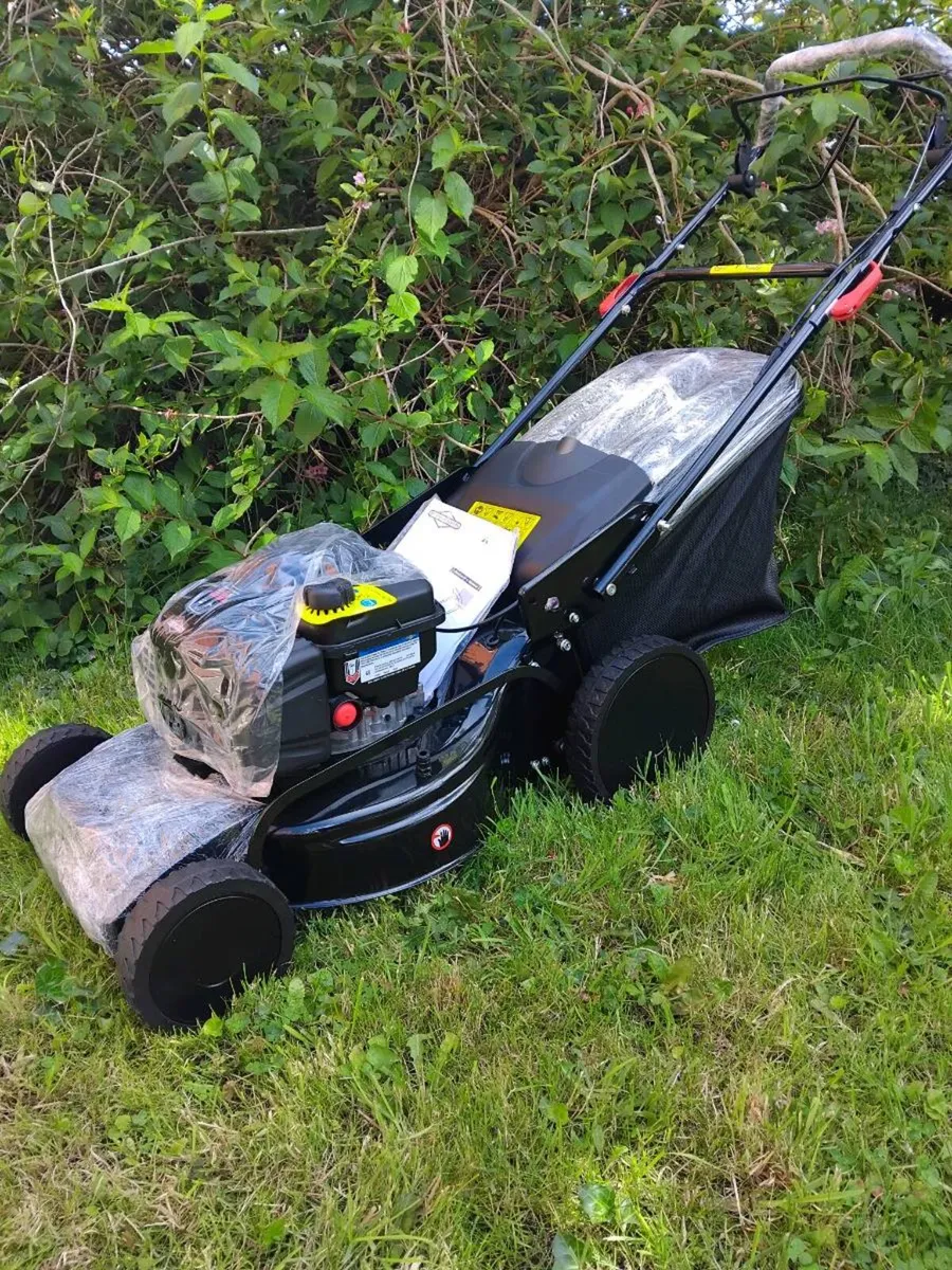 Lawnmower brand new briggs selfpropelled 18inch - Image 1