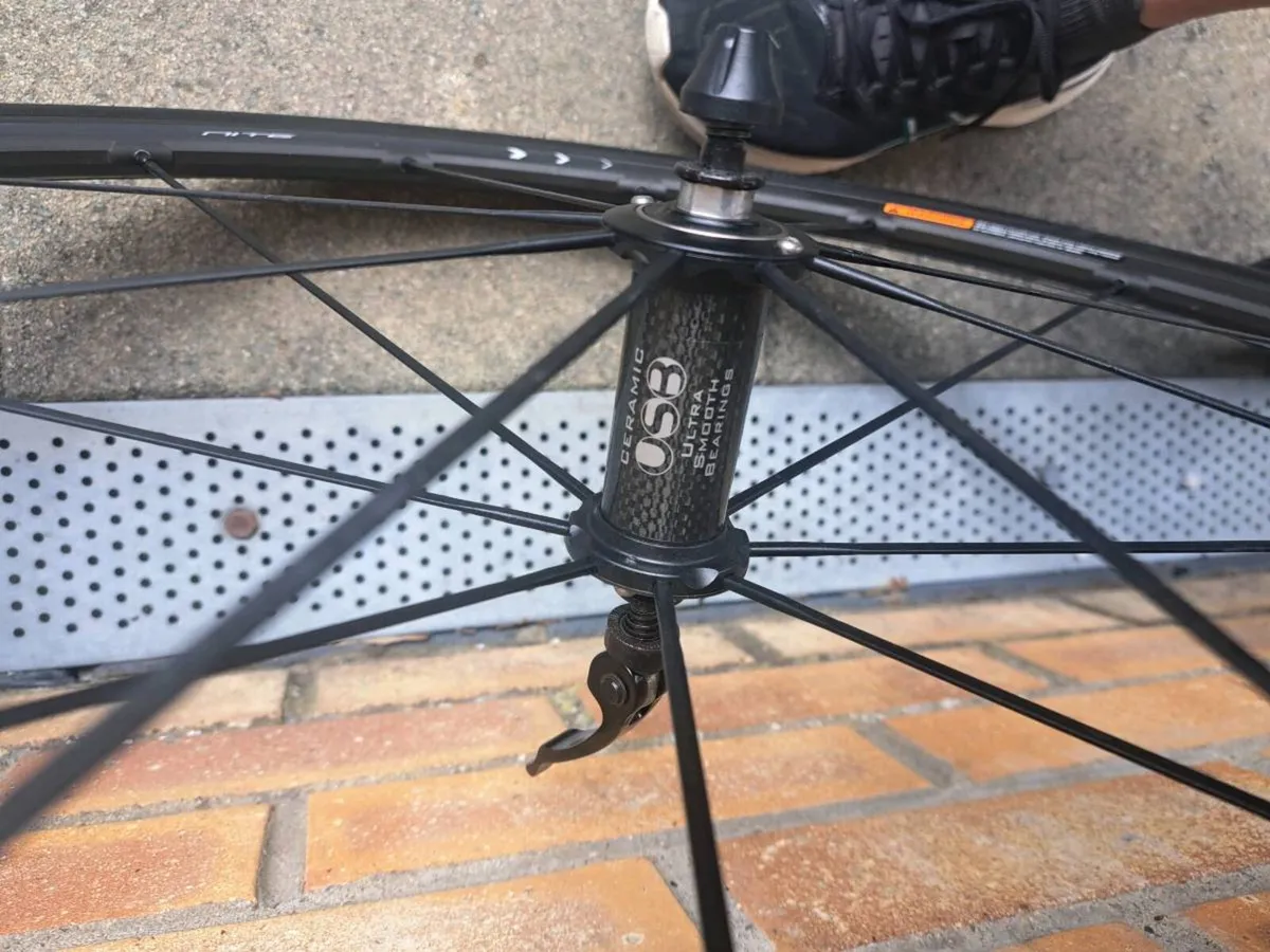 Fulcrum zero carbon wheels. Like new - Image 2