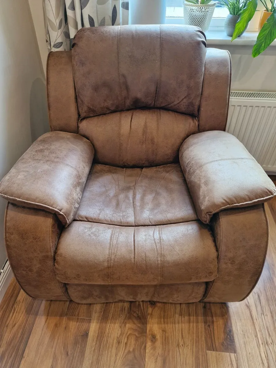 Two recliner armchaira - Image 4