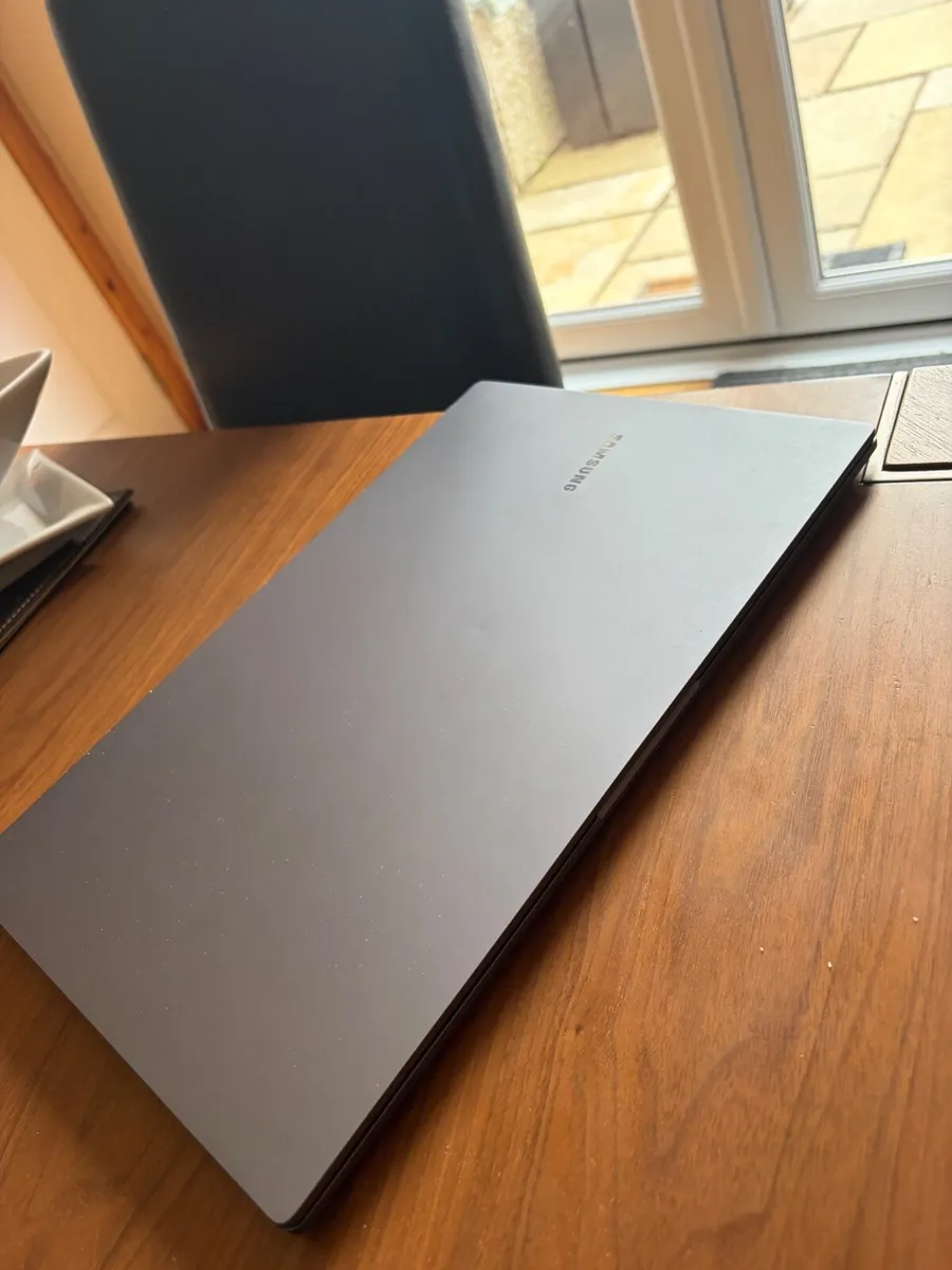 Samsung fe i5 8gb 256GB book 4 - Image 1