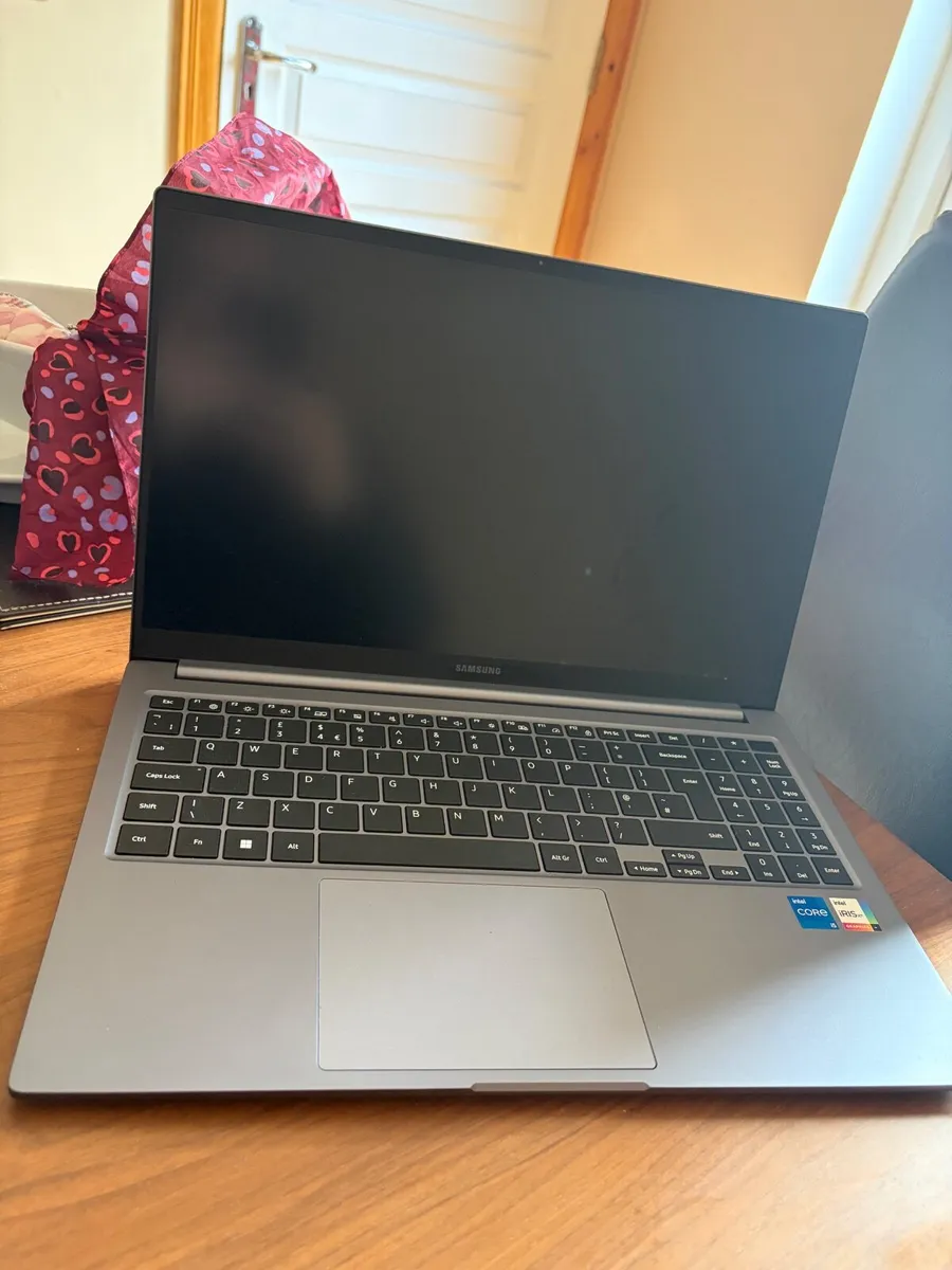 Samsung fe i5 8gb 256GB book 4 - Image 2