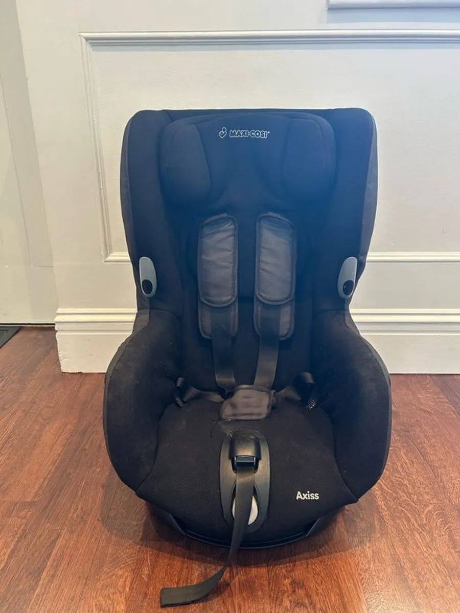 Maxi cosi axiss swivel car seat, age 9 months to 4 years - Image 1
