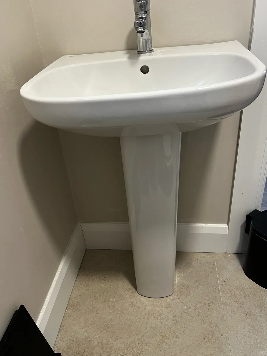 Bathroom sink - Image 1
