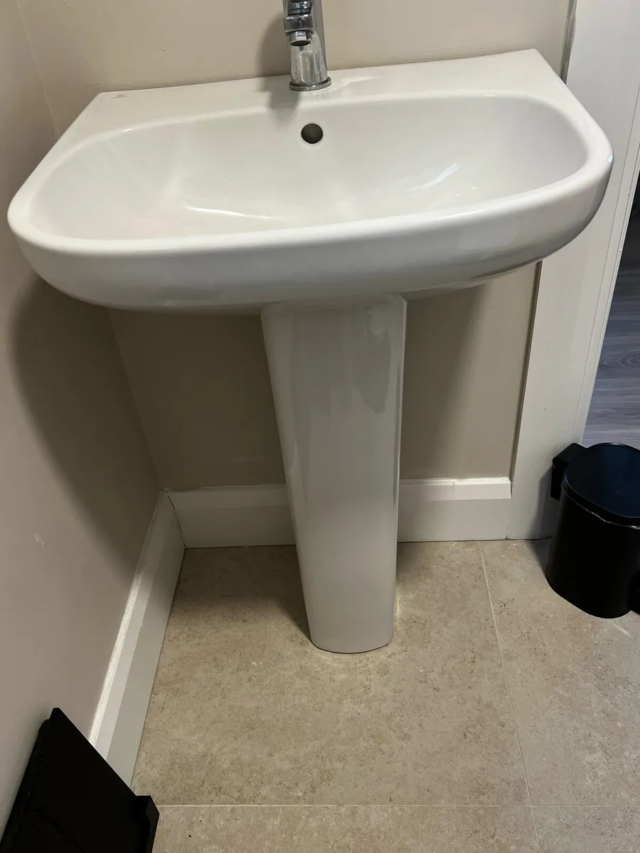Bathroom sink - Image 2