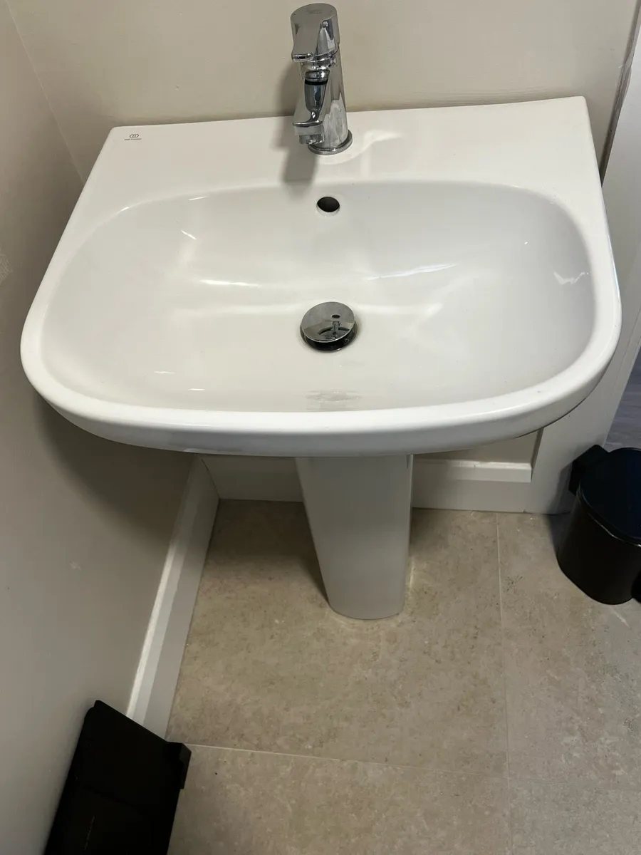 Bathroom sink - Image 3