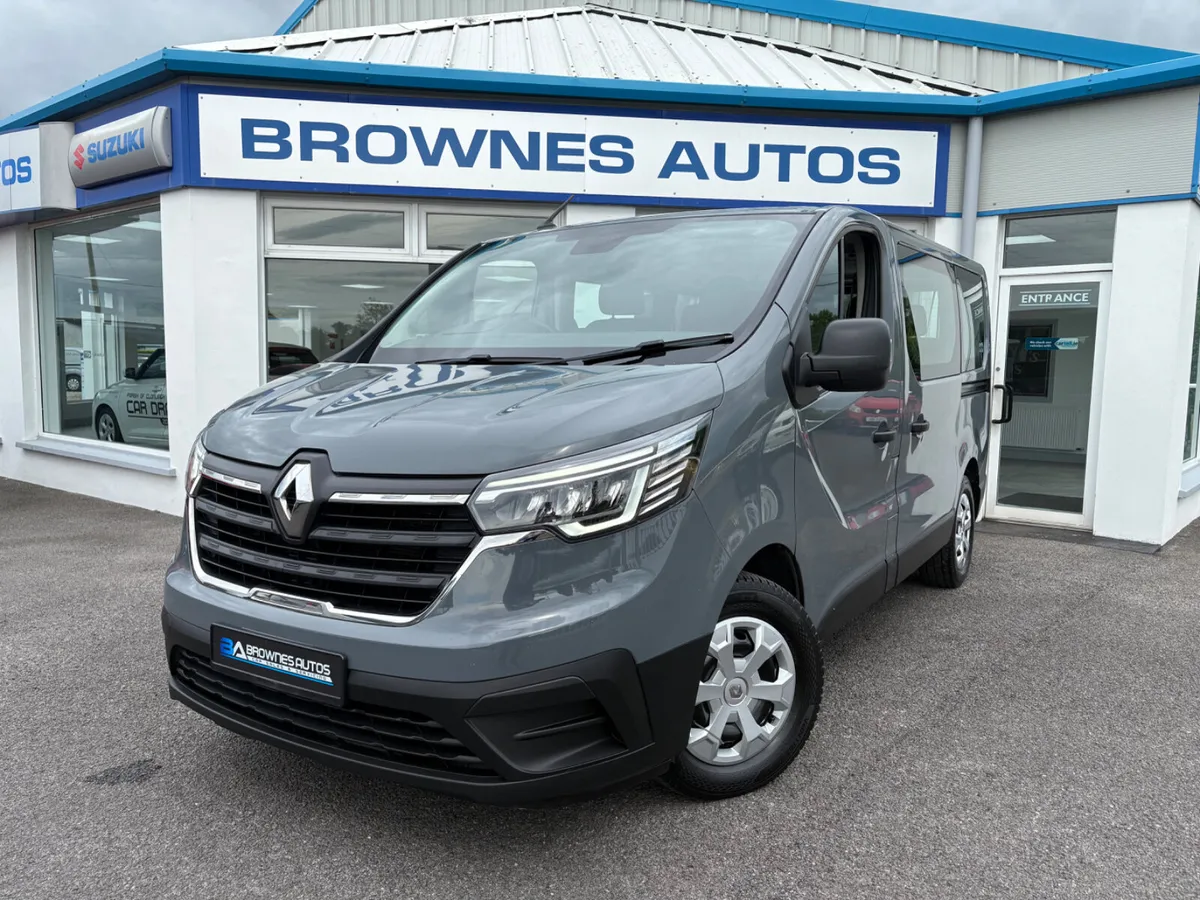 2023 Renault Traffic 9 seater bus - Image 2
