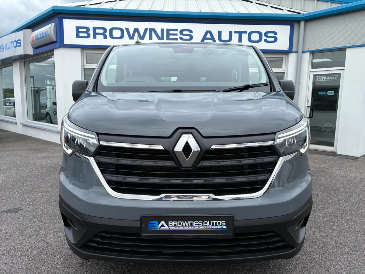 2023 Renault Traffic 9 seater bus - Image 3