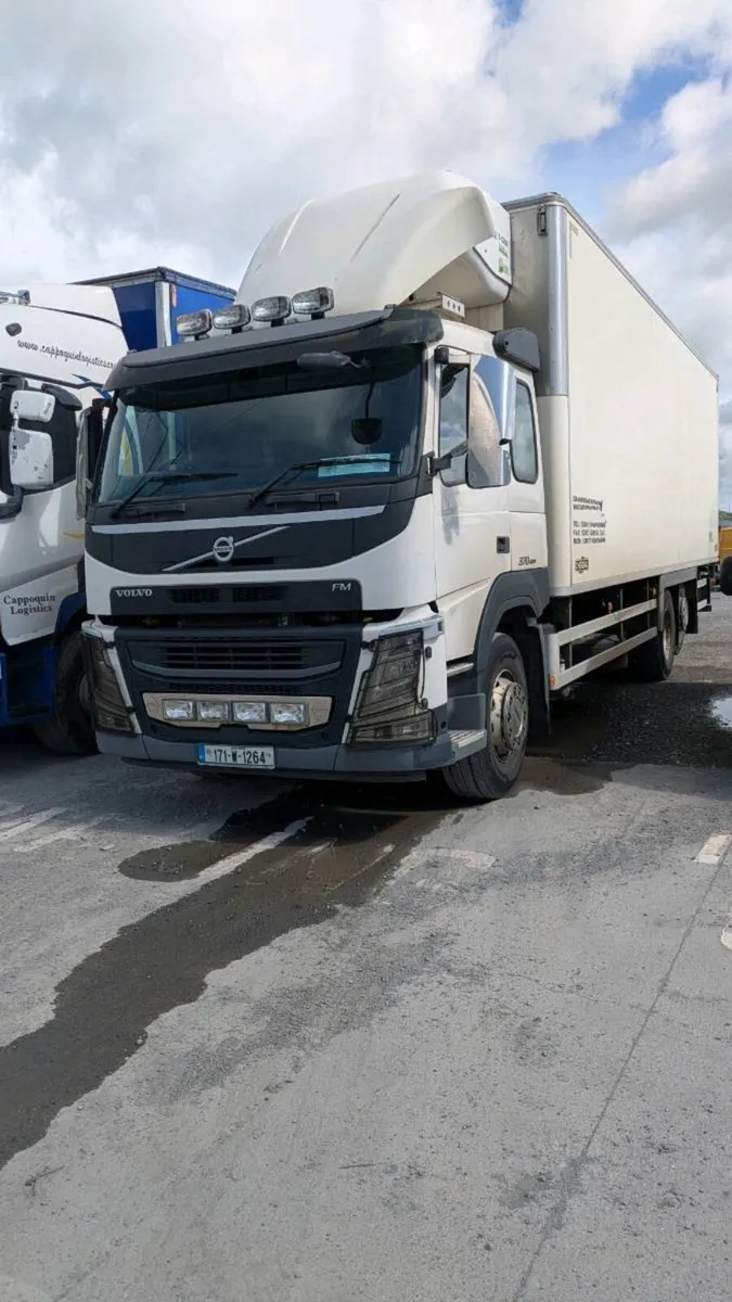 Volvo FM370 6x2 box fridge - Image 1