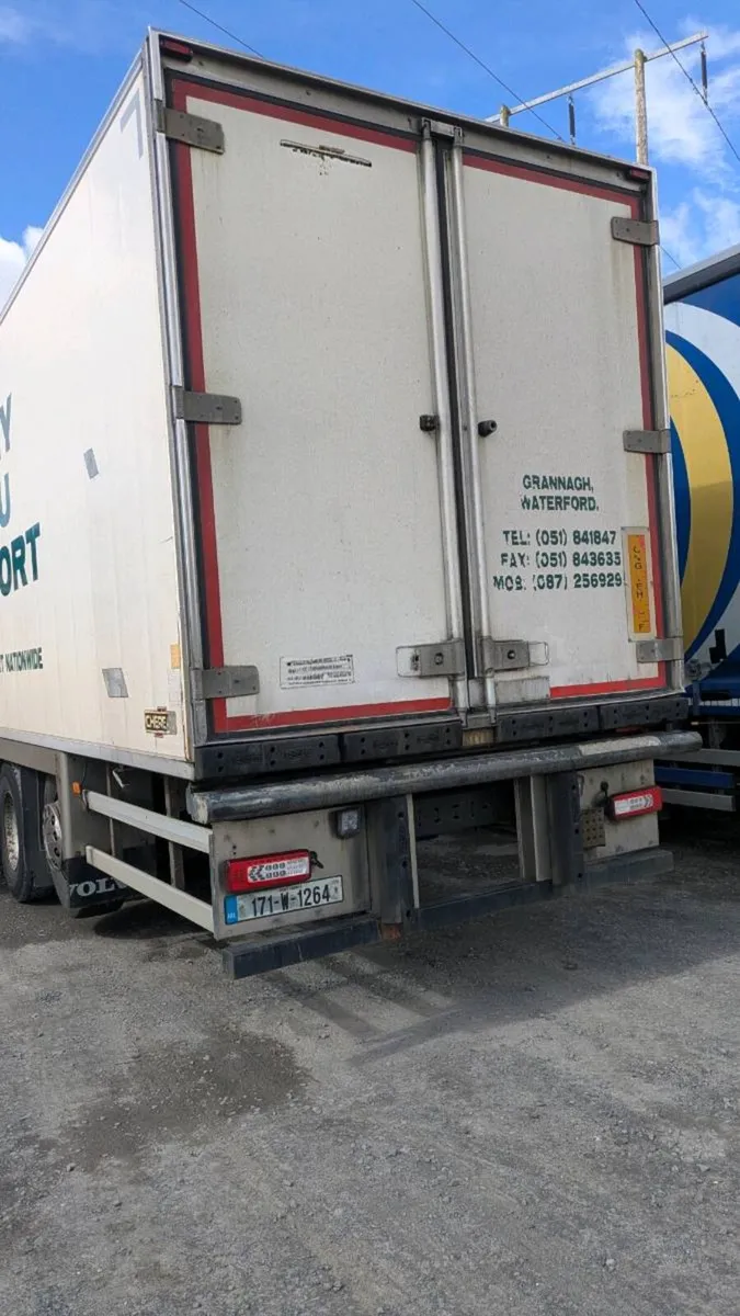 Volvo FM370 6x2 box fridge - Image 2