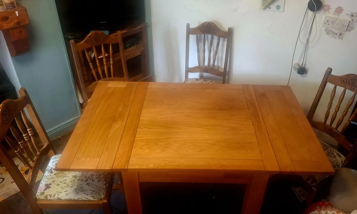 Table and chairs - Image 1