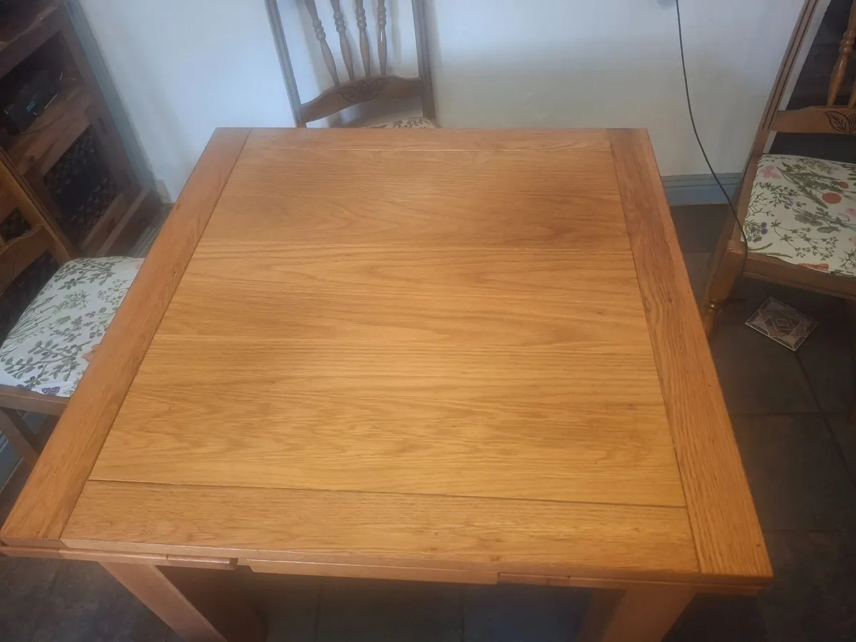 Table and chairs - Image 2