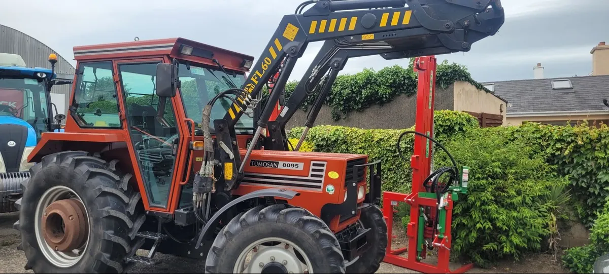 Tumosan 8095 c/w Rossmore Loader - Image 1