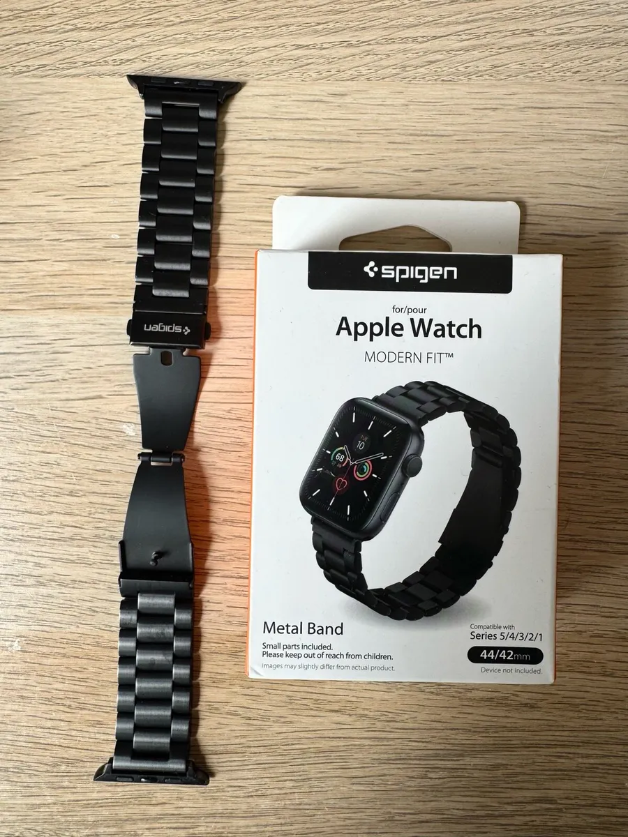 Apple Watch Series 6 + 6 Straps +Screen Protector - Image 3