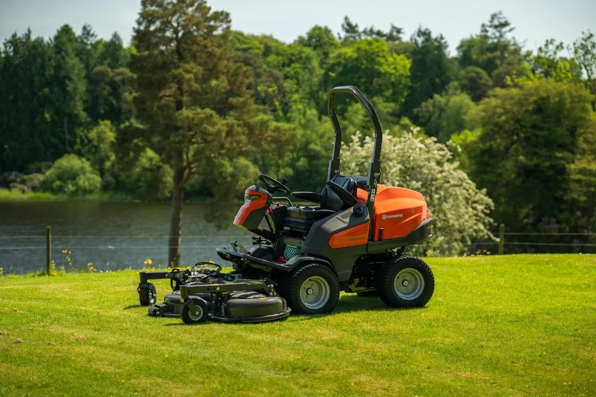 ride on lawnmower - Image 1