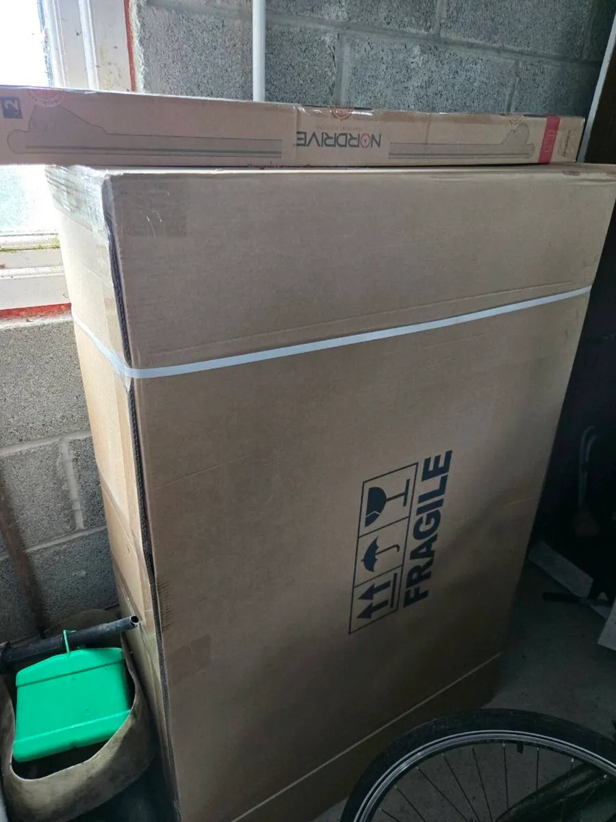 Roof box and rails - Image 2