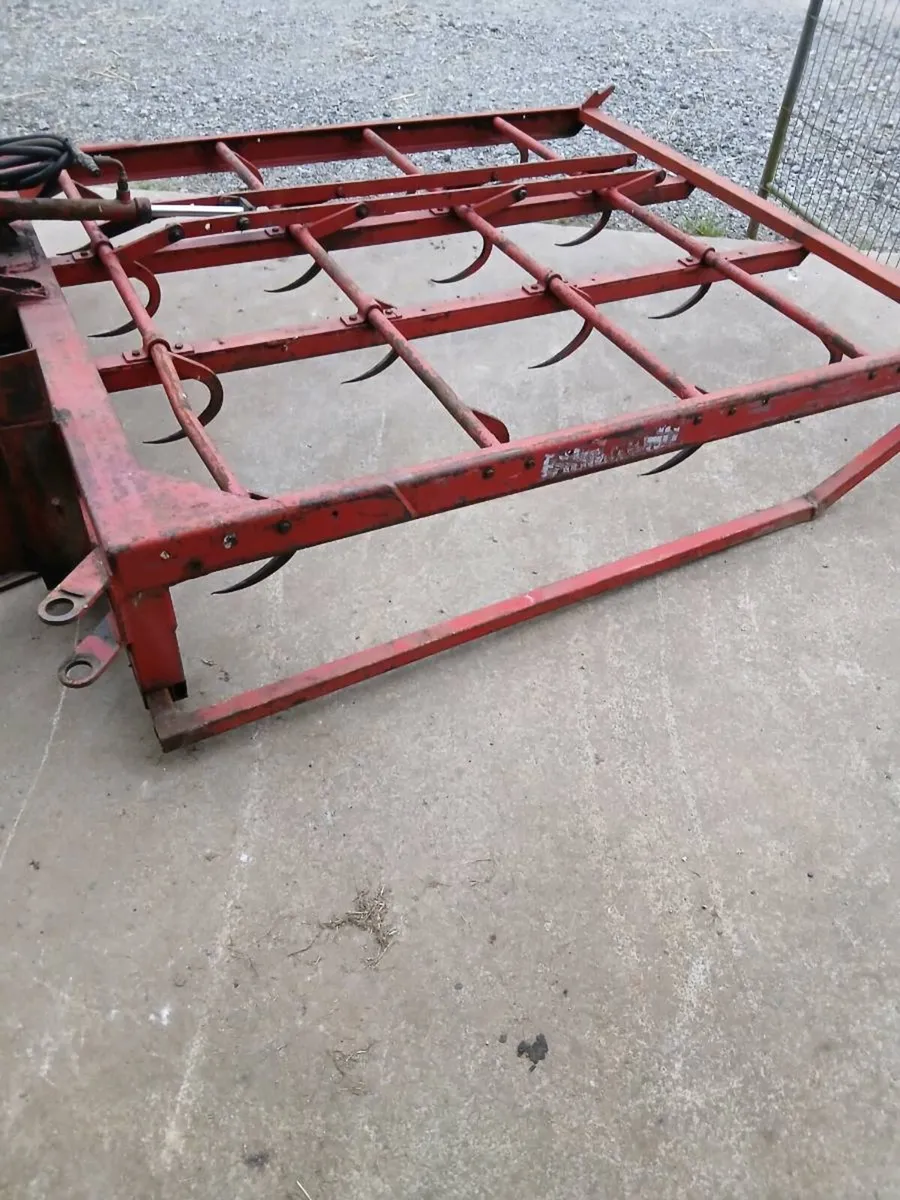 Bale grab flat 8 - Image 1