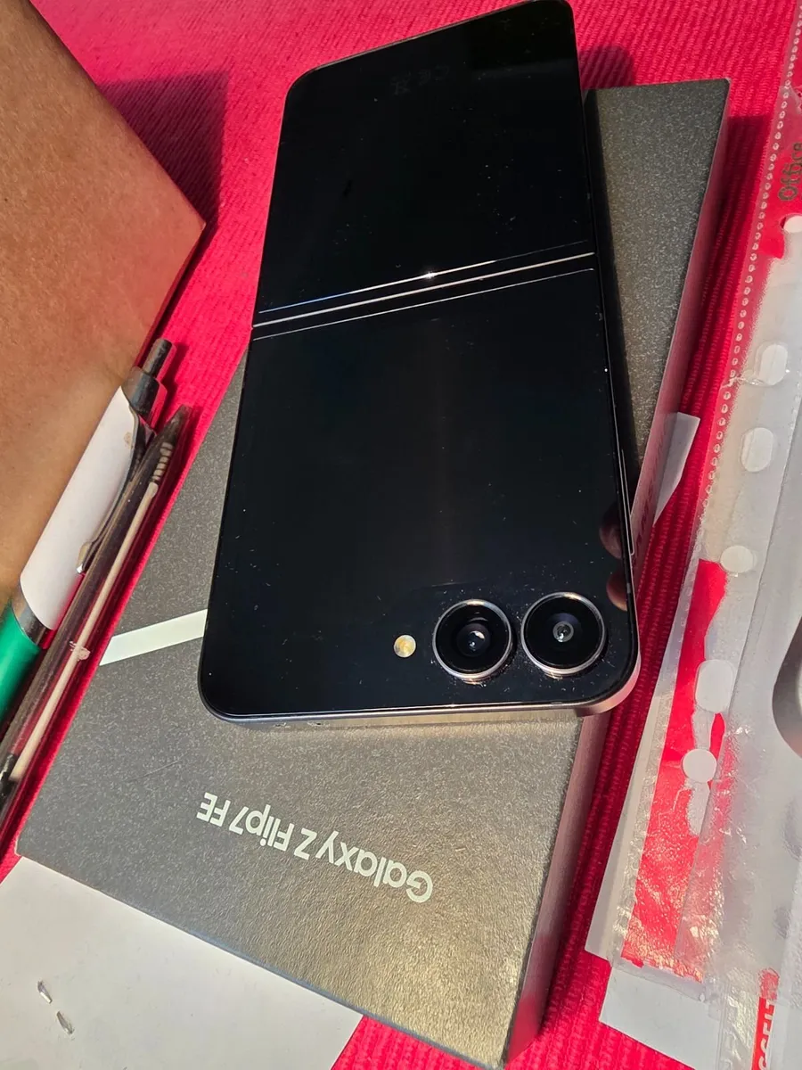 Samsung Galaxy Flip 7 FE - Image 1