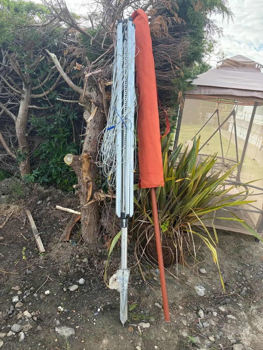 parasol + clothes horse/ line