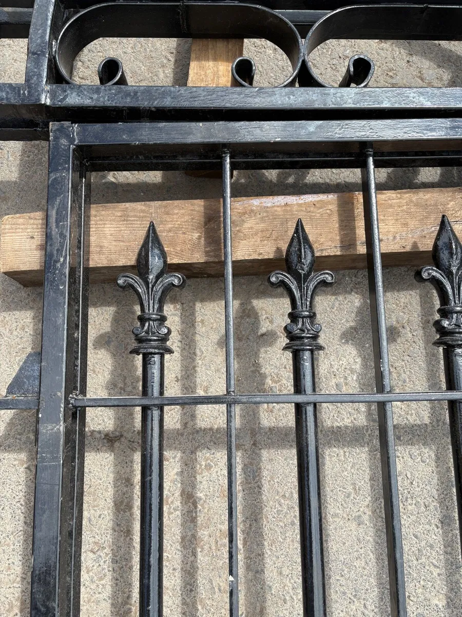 Ornate arched hinged gate - Image 4