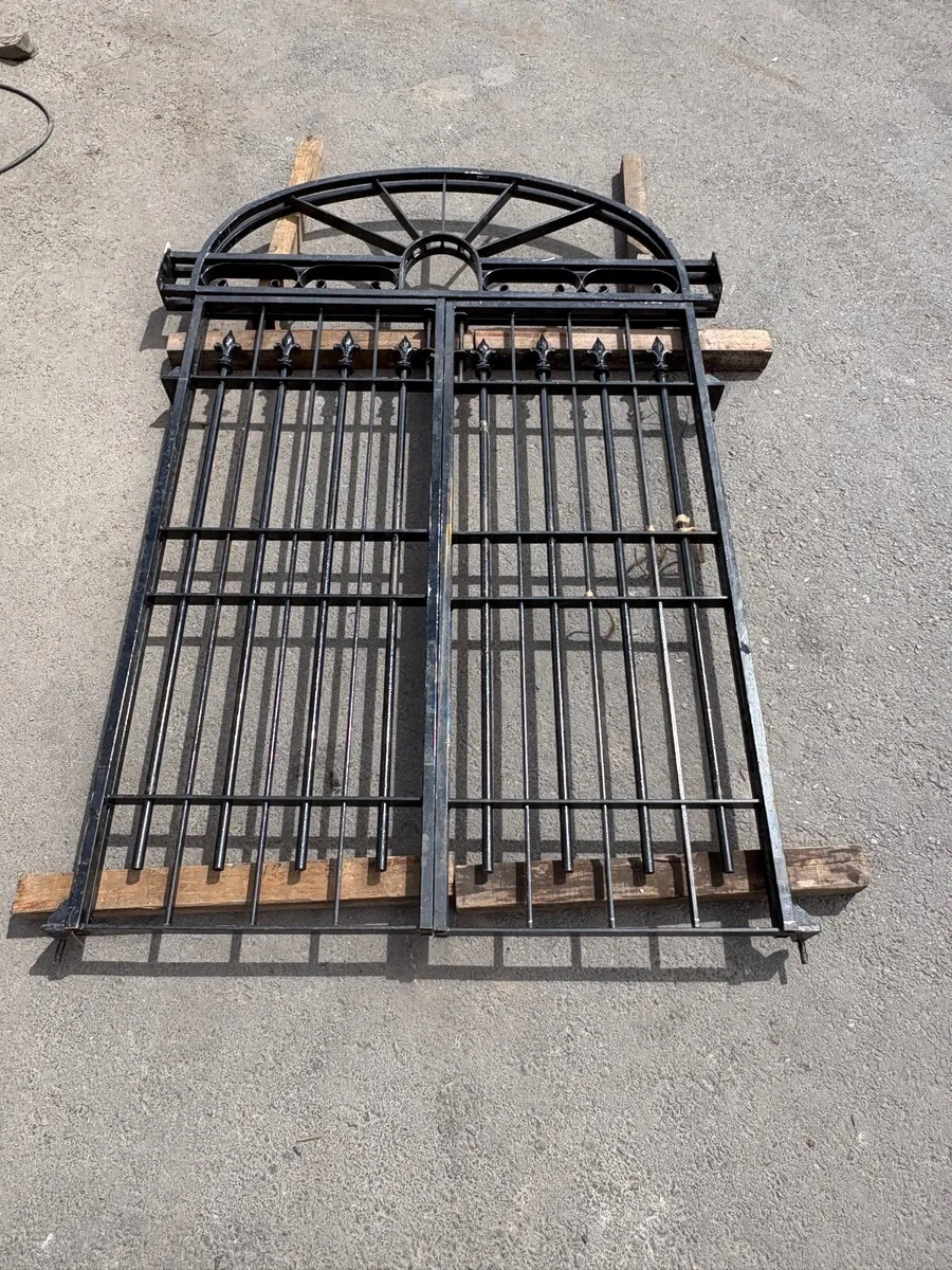 Ornate arched hinged gate - Image 2