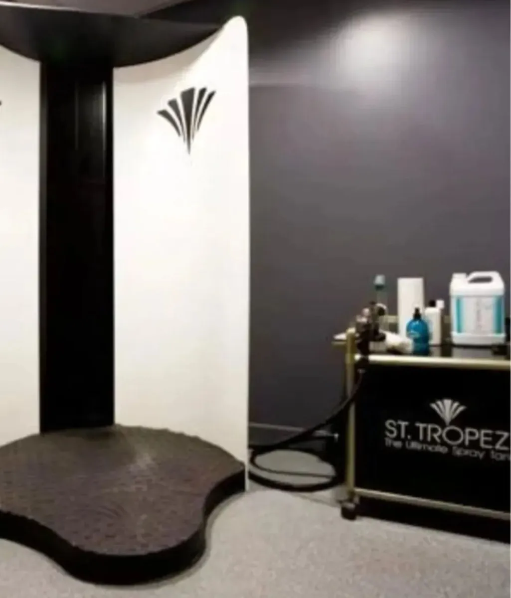 Professional spray tan booth