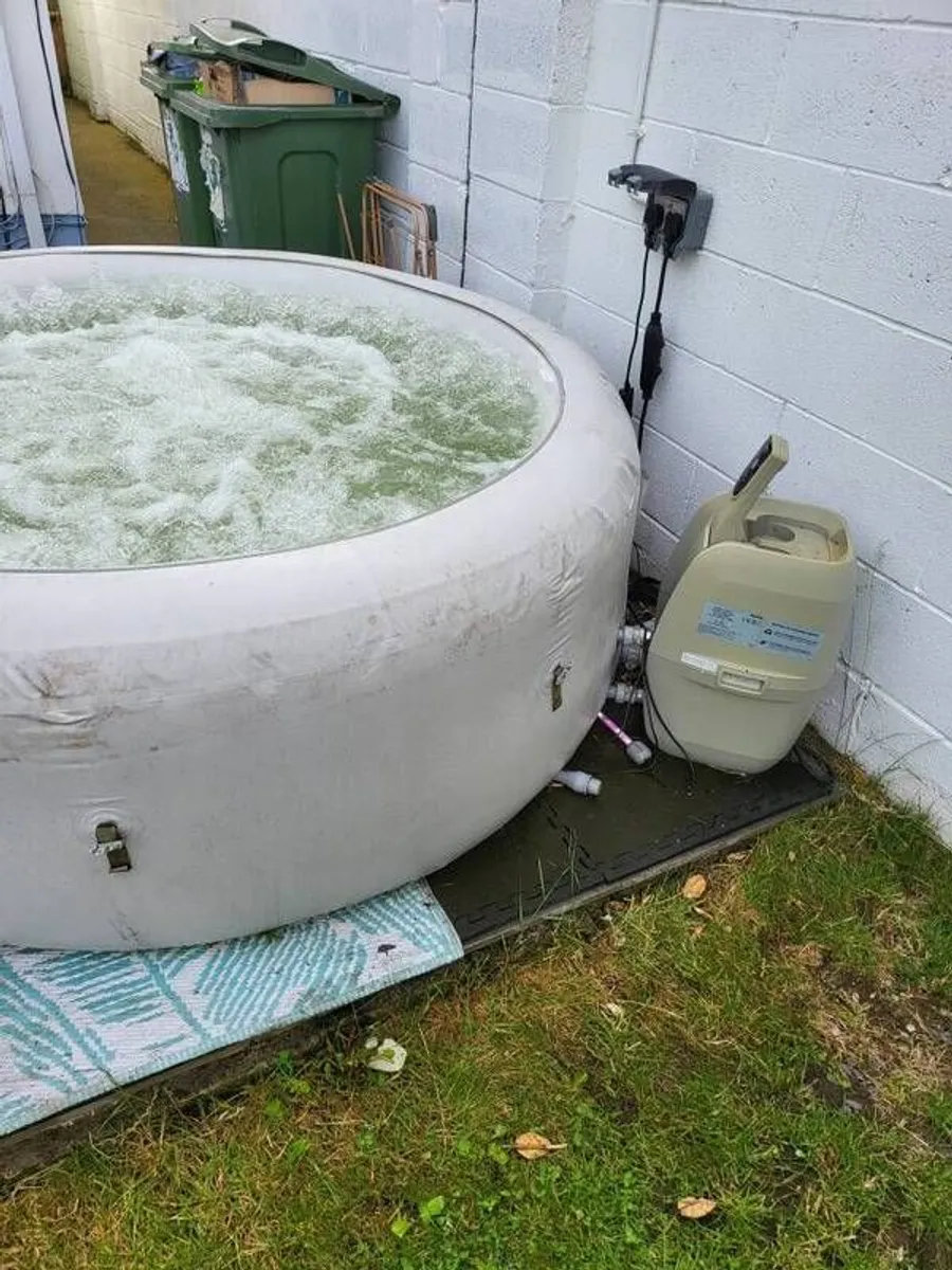 Lay-Z-Spa Paris AirJet Hot Tub Fully Working - Image 3