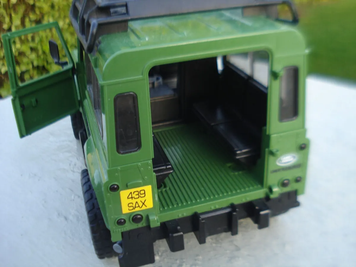 LARGE BRUDER LANDROVER DEFENDER, 1/16 SCALE. - Image 4
