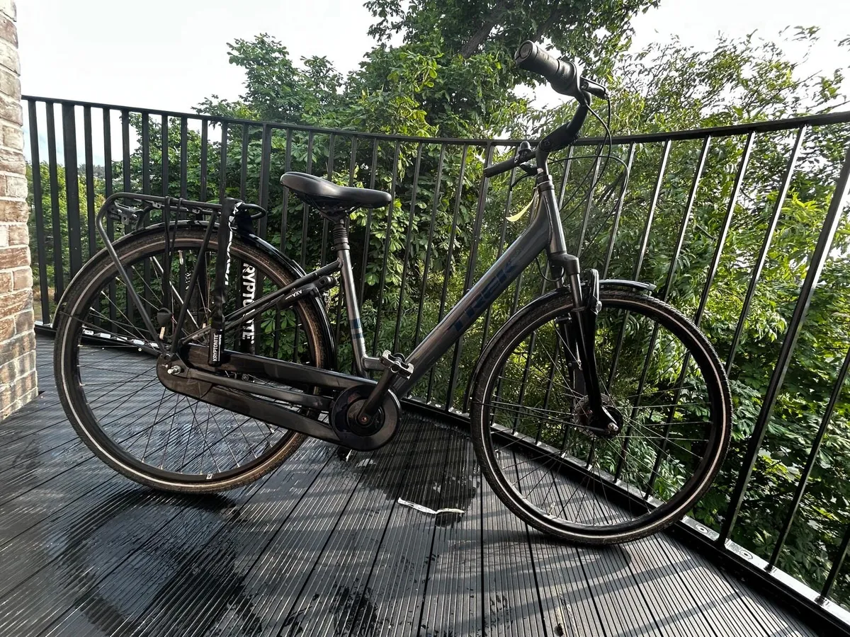 Trek District 2 Equipped Lowstep City Bike - Image 2