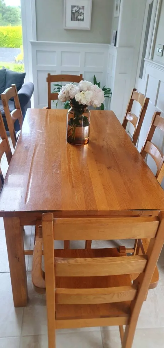 Table and chairs - Image 1