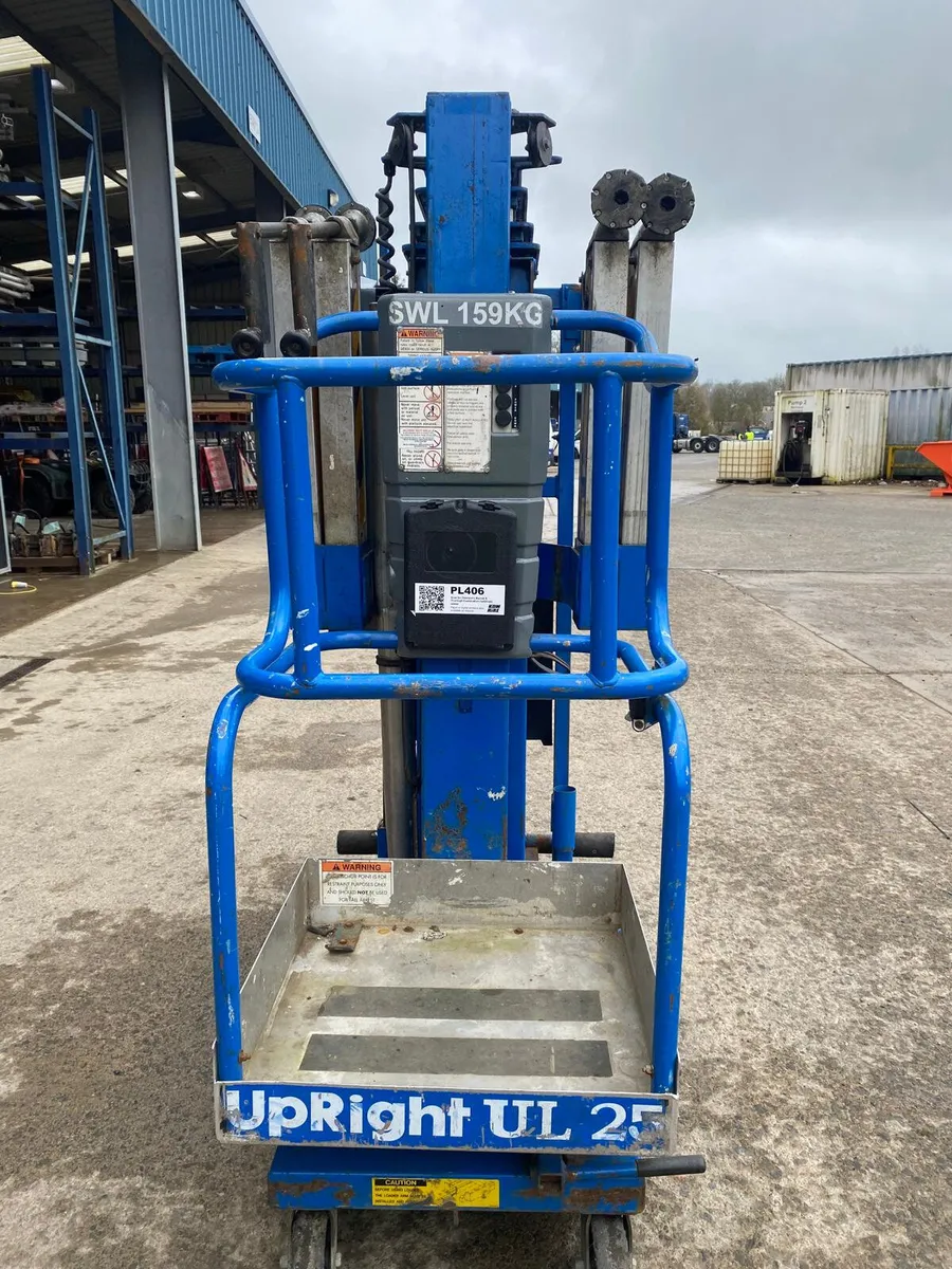 UPRIGHT UL25 31FT BATTERY POWERED PERSONNEL LIFT - Image 1