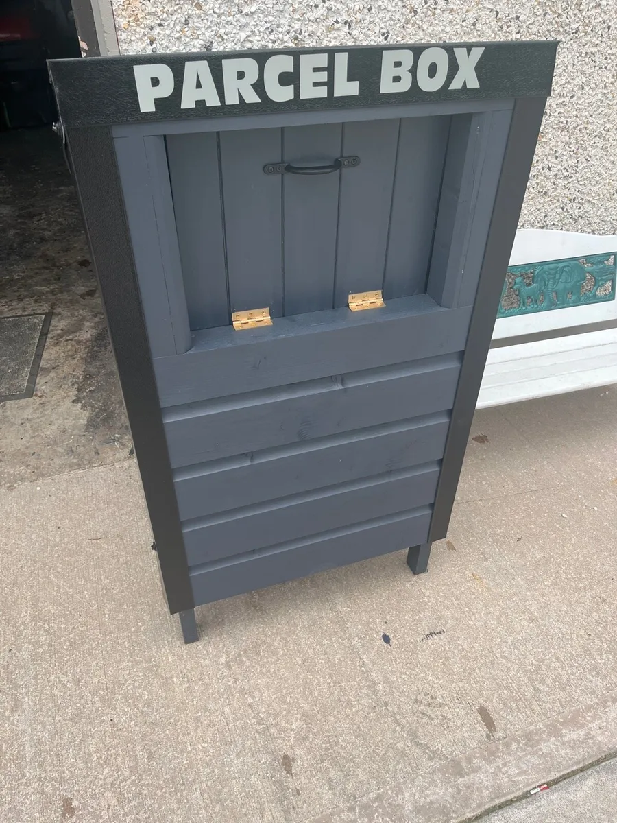 Garden benches and parcel delivery boxes - Image 1
